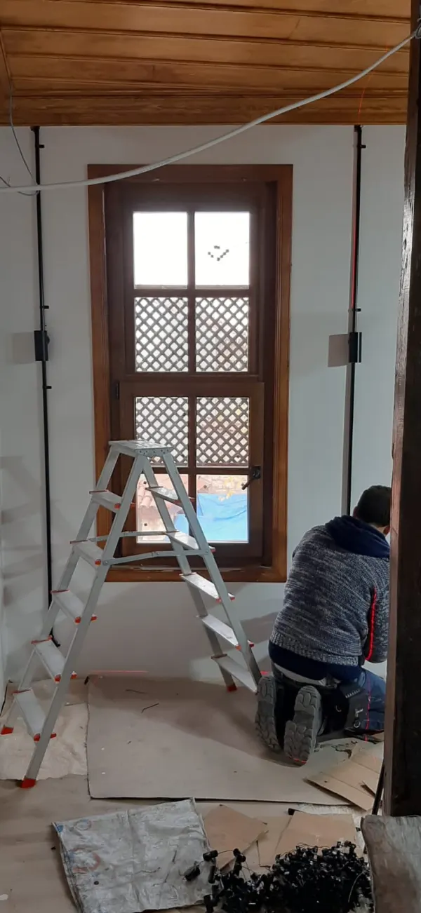 Pencere Kenarı Elektrik Borusu Montajı